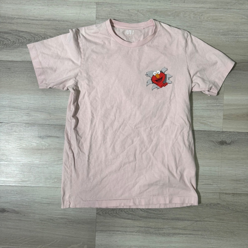 Uniqlo KAWS Sesame Street T-Shirt Mens M Pink Excellent Elmo Graphic Tee
